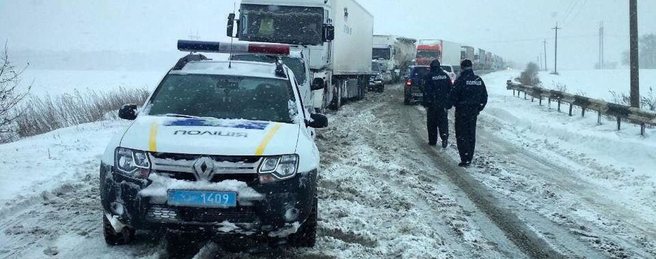 Низка областей України закрила проїзд для вантажівок через снігопади