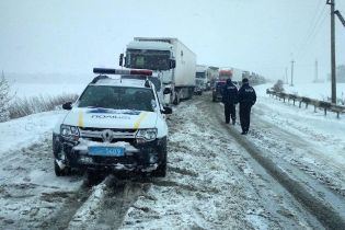Низка областей України закрила проїзд для вантажівок через снігопади