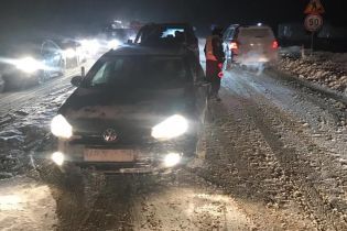 На межі Черкаської та Полтавської областей через снігопад застрягли 200 машин