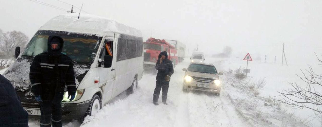 На п’ятьох дорогах України обмежено рух через погодні умови. Список