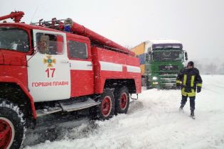 Півметрові кучугури на Кіровоградщині: далекобійників "пересадили" з кабін фур до пунктів обігріву