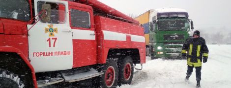 Півметрові кучугури на Кіровоградщині: далекобійників "пересадили" з кабін фур до пунктів обігріву