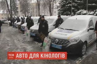 Поліцейським, які працюють з собаками, передали майже три десятки автомобілів
