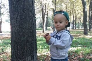800 тисяч гривень збирають батьки Філіпа, щоб подарувати дитині слух