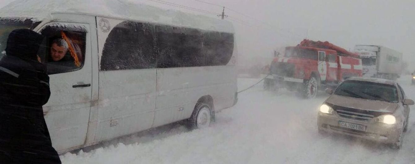 Сніговий полон. На Запоріжжі зняли усі обмеження на рух транспорту – негода суне на південь країни