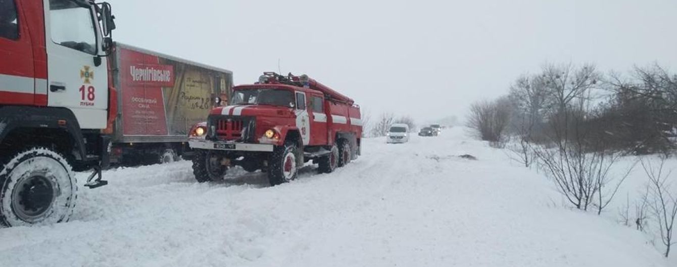 Большинство дорог в Украине засыпало снегом, местами гололед