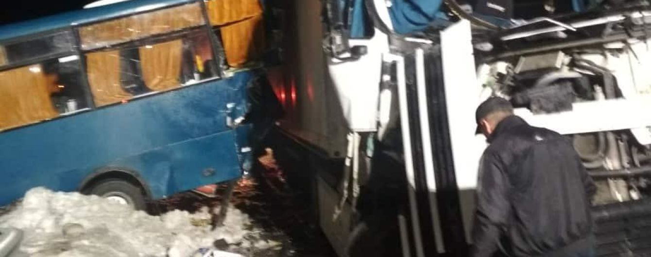 На Київщині дві маршрутки зіткнулися з вантажівками, 15 осіб постраждали