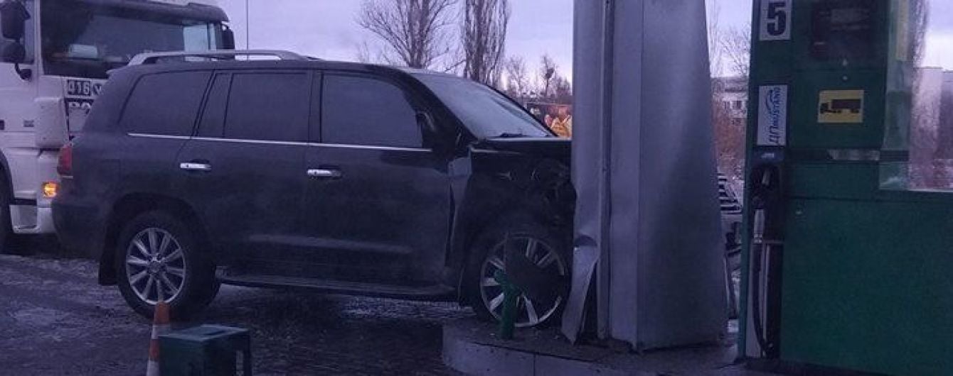 Под Киевом джип влетел в автозаправку