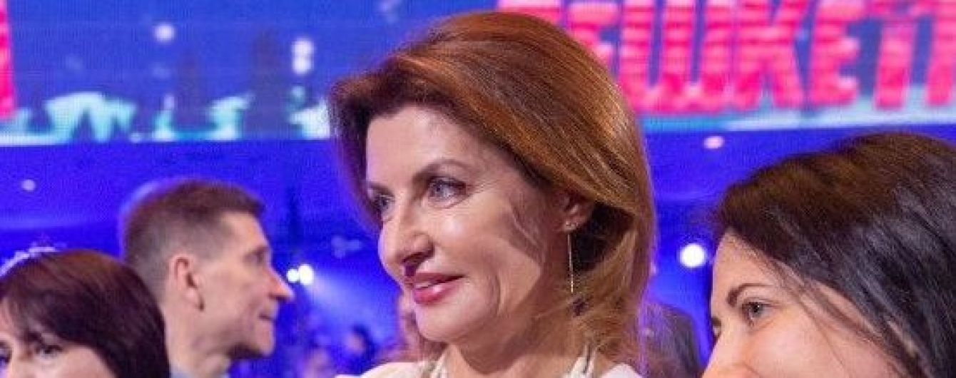 Такой мы ее еще не видели: Марина Порошенко вышла в свет в белом платье и на шпильках