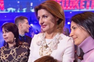 Такой мы ее еще не видели: Марина Порошенко вышла в свет в белом платье и на шпильках