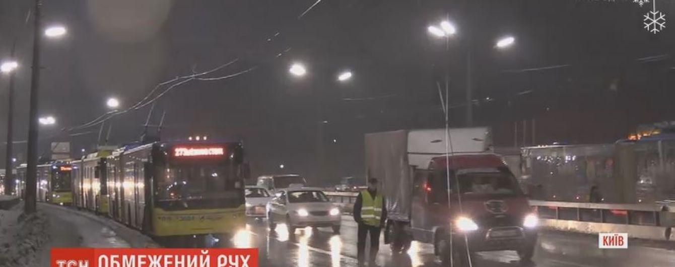 Аварийным бригадам потребовалось 5 часов, чтобы восстановить оборванные троллейбусные провода в Киеве