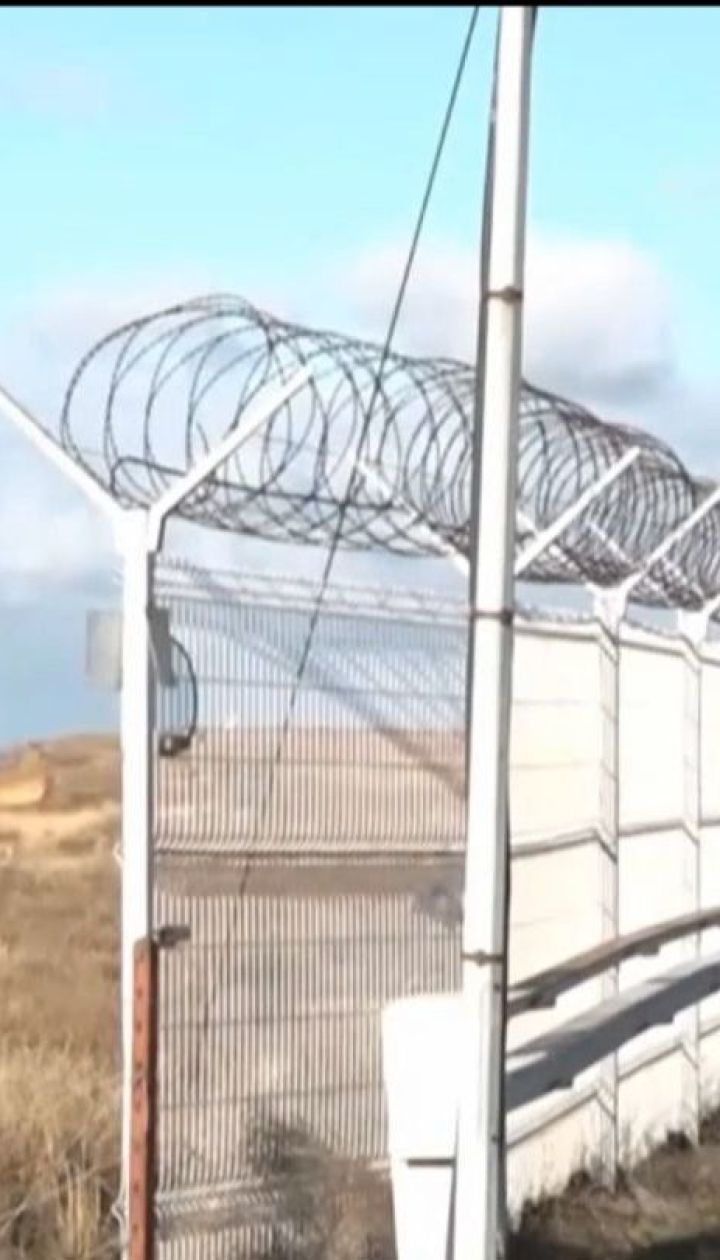 Російські окупанти добудували 60-кілометровий паркан на кордоні між Україною і Кримом