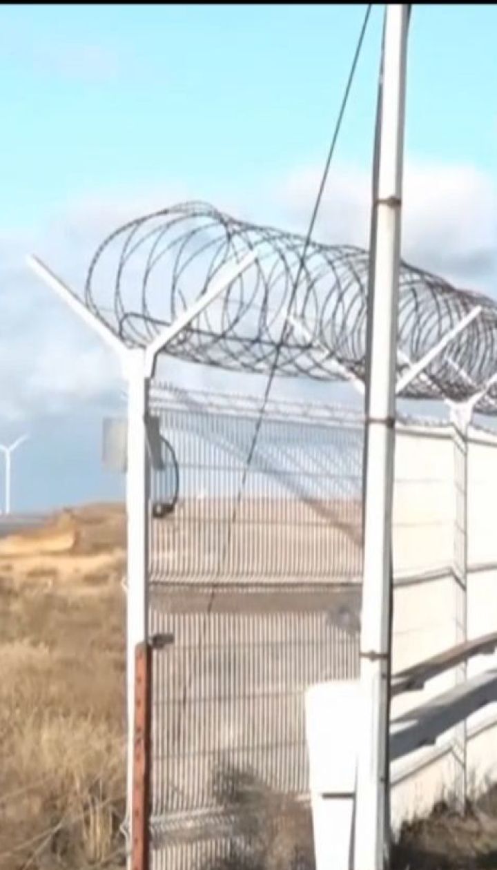 Российские оккупанты достроили 60-километровый забор на границе между Украиной и Крымом