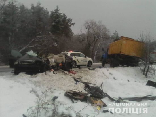 На Київщині легковик влетів у вантажівку. Три людини загинуло