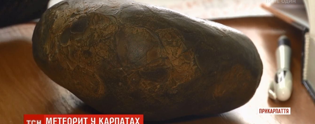 "Це як спалах був": у Карпатах на гараж селянина впав метеорит