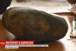 "Це як спалах був": у Карпатах на гараж селянина впав метеорит