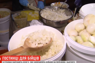 Новогодний салат для воинов. Киевляне готовят четыре тонны оливье для бойцов на передовой