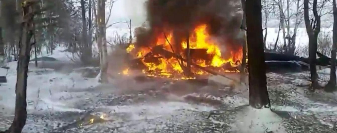 В Сети публикуют фото и видео с места крушения вертолета в РФ