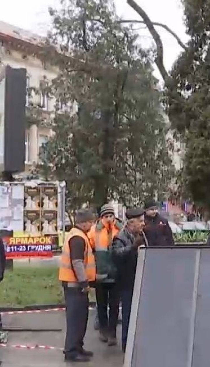 У Львові автівка на іноземній реєстрації влетіла в зупинку