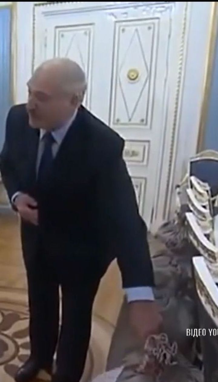 Лукашенко подарував Путіну чотири мішки картоплі різних сортів
