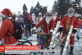 У Запоріжжі півсотні Дідів Морозів сіли на велосипеди, аби подарувати містянам новорічний настрій