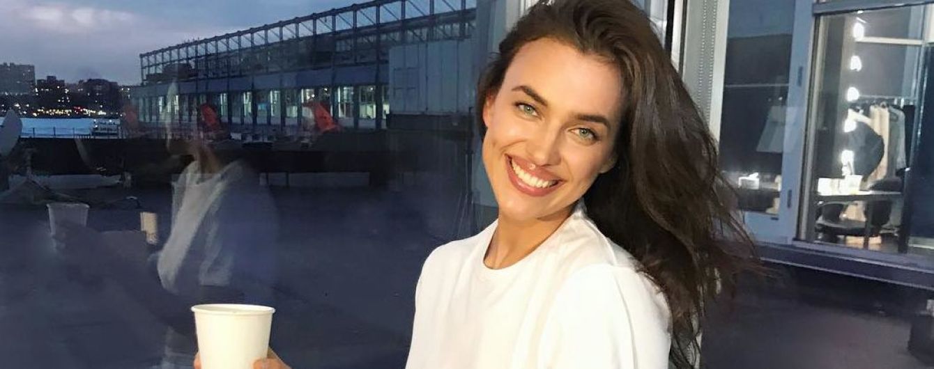З усмішкою і в нижній білизні: Ірина Шейк поділилася інтимним кадром