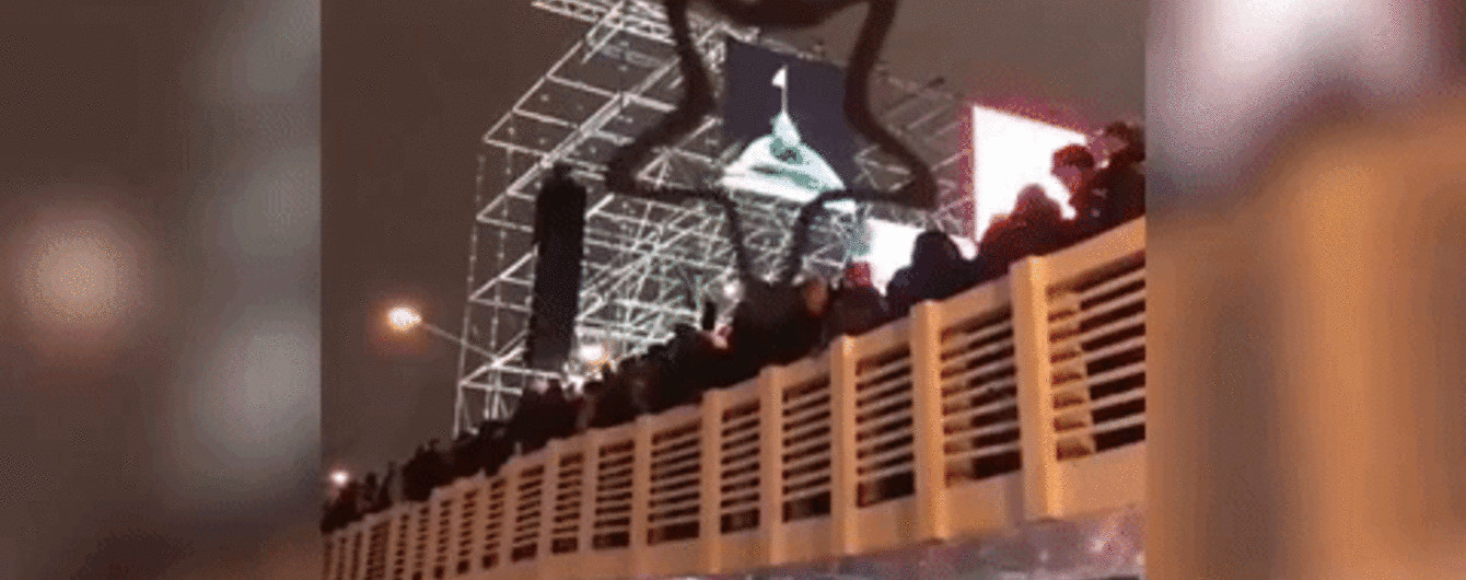 В Москве во время новогодних гуляний обрушился мост с людьми: появилось видео