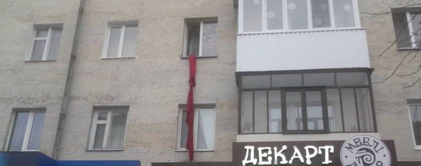 В Луцке женщина вылезла из квартиры через окно и сорвалась с импровизированного каната