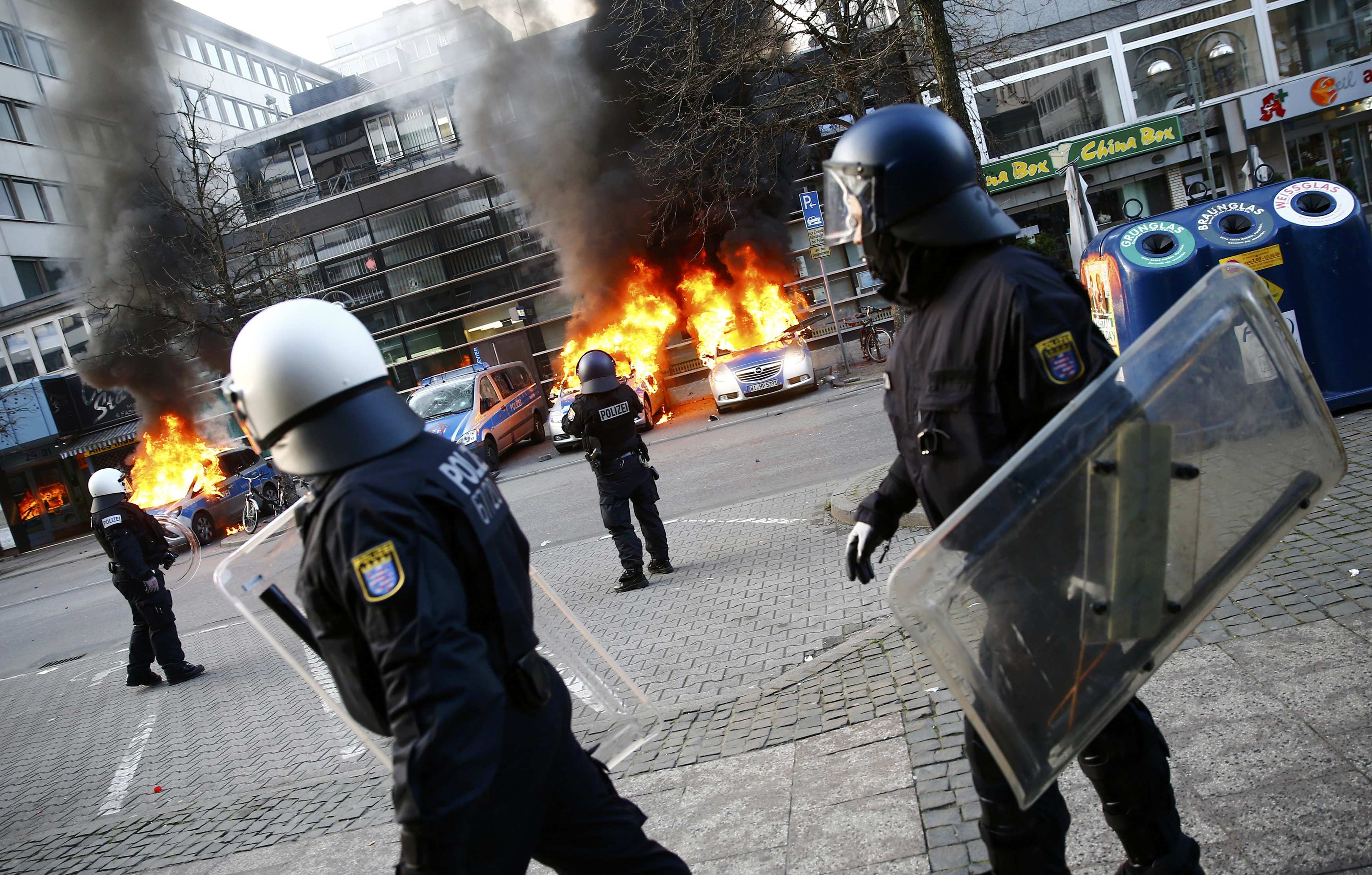 Масові акції протесту у Франкфурті_4