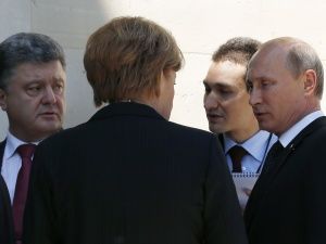 У Нормандії Порошенко поспілкувався з Меркель та Путіним, а Обама з Олландом усамітнились на газоні