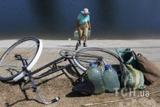 Крымчане вынуждены носить воду банками и канистрами с Северо-Крымского канала