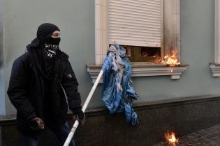 В Украине ночью массово поджигали офисы политических партий
