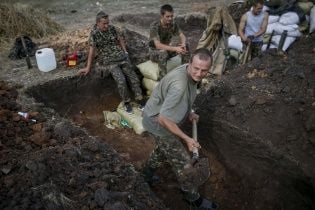 Более сотни военных железнодорожников окопами и блиндажами укрепляют оборону сил АТО