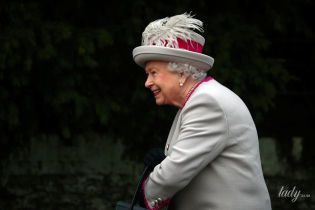 В шляпе с перьями и с отличным настроением: королева Елизавета II на рождественской службе