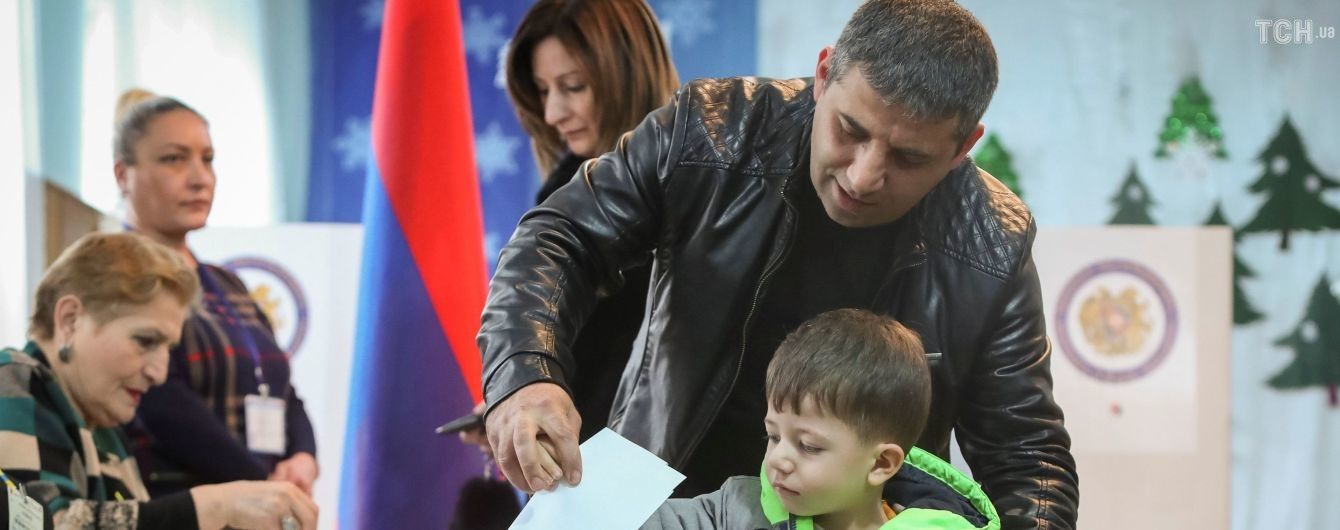 Перші підсумки виборів у Вірменії: лідирує блок Пашиняна, колишня партія влади не потрапляє до парламенту