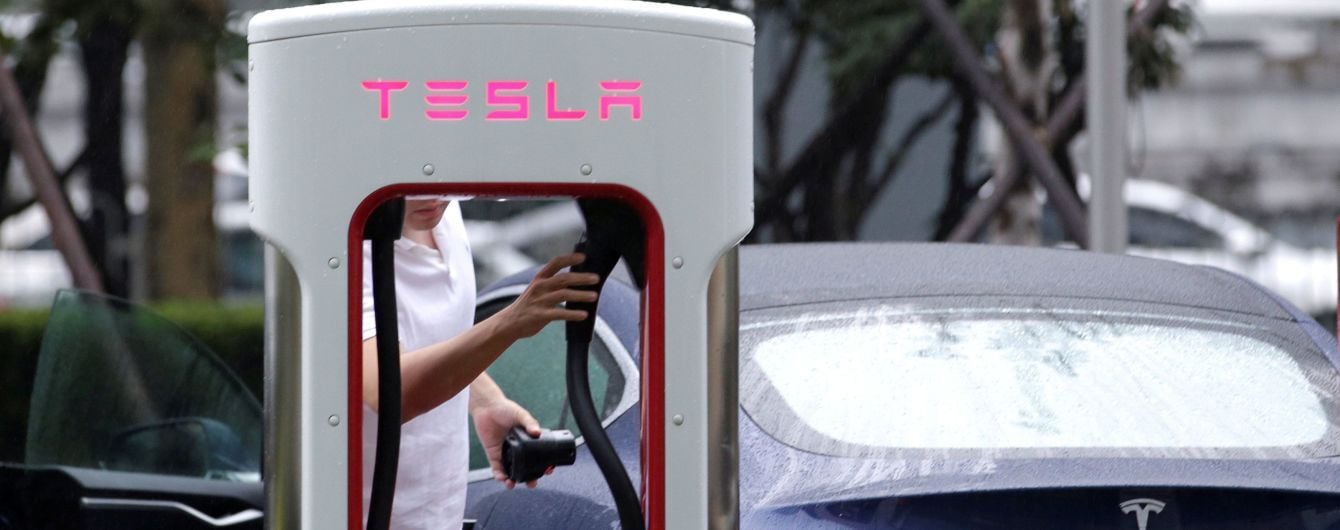 "Tesla – крышка к гробу Путина". Как украинцы реагируют на появление зарядных станций для электрокаров