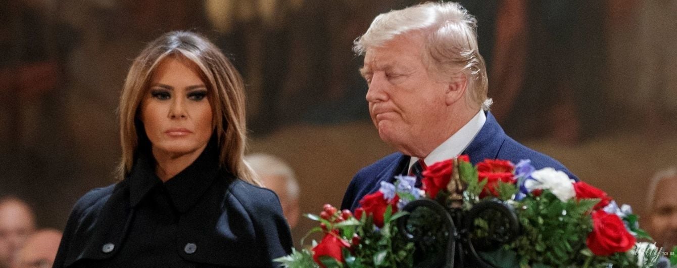 У стильному кейп-пальті і з насиченим макіяжем: Меланія Трамп на похороні Буша