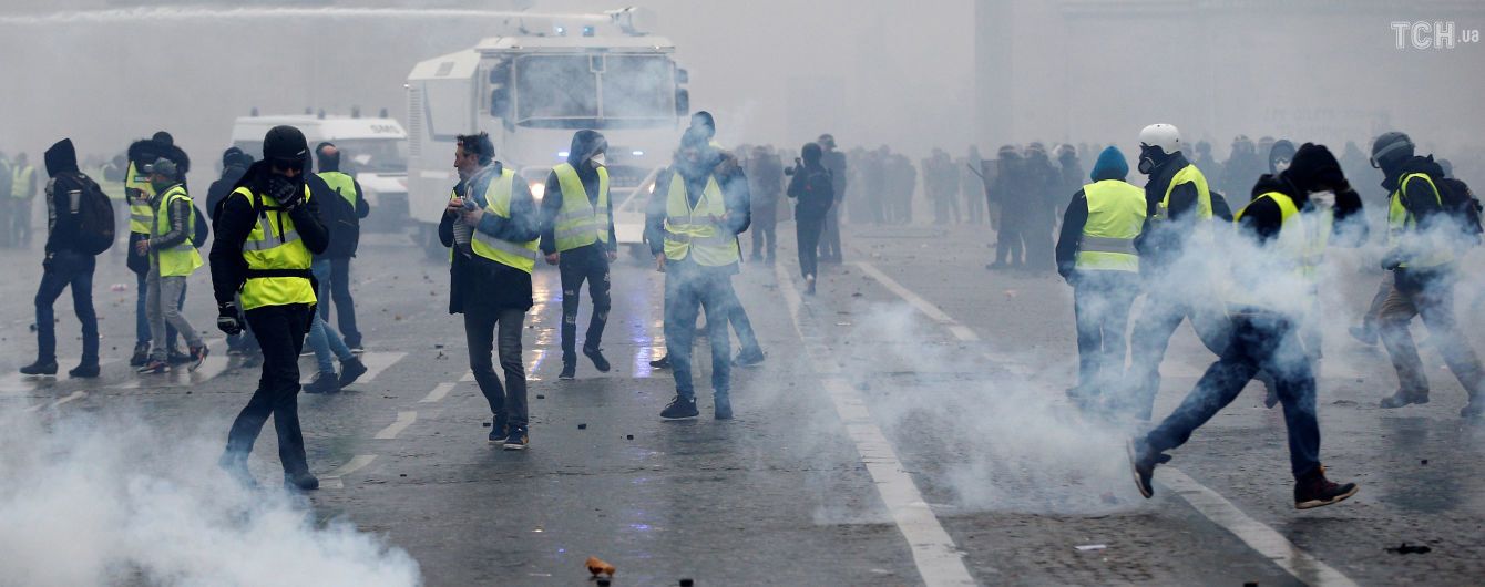 Массовые беспорядки "желтых жилетов": в Париже на выходные закроют Лувр и Эйфелеву башню
