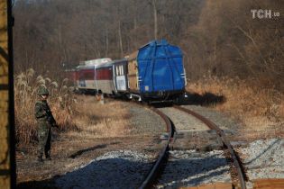 Из Южной Кореи в КНДР отправился первый за десятилетие поезд