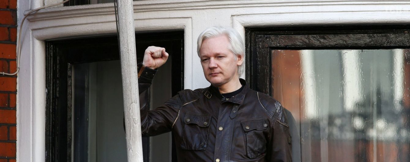 Манафорт таємно зустрічався із засновником WikiLeaks перед масштабним зливом даних демократів - The Guardian