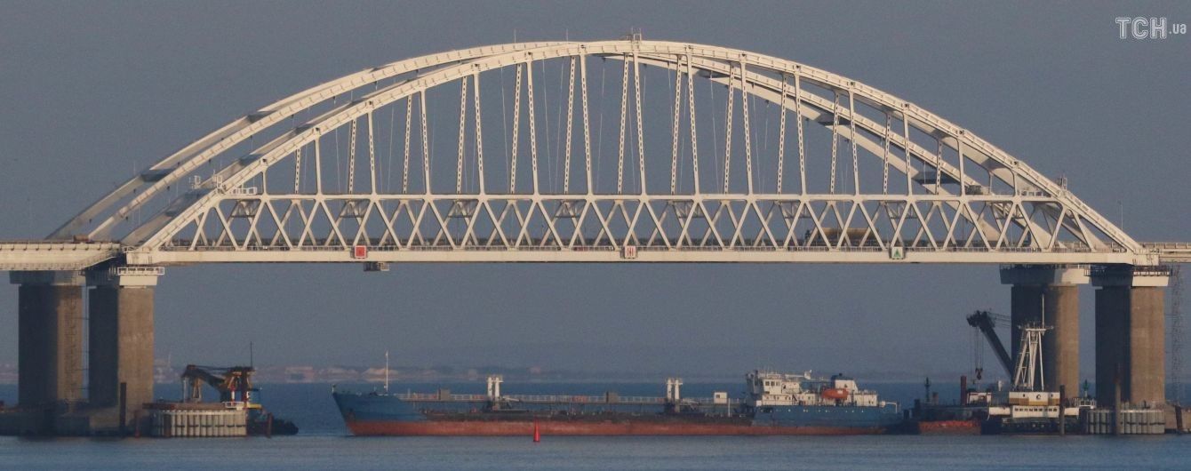 Двое тяжелораненых украинских моряков находились на борту протараненного буксира – советник Порошенко