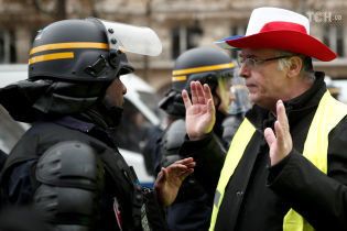 Беспорядки во Франции: митингующие пугают войной, правительство обвиняет "подругу Путина"