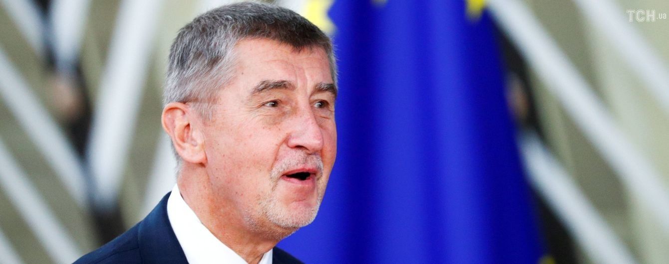Премьер Чехии заявил, что не собирается добровольно подавать в отставку