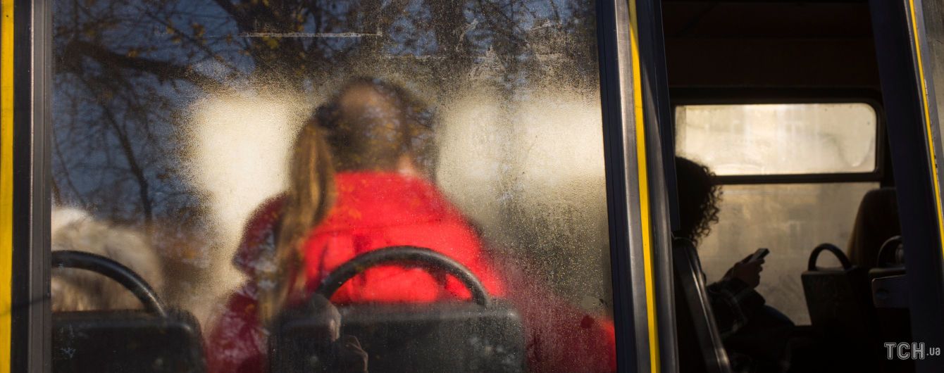 Кома після поїздки в автобусі: на Одещині пасажирка випала на трасу під час руху