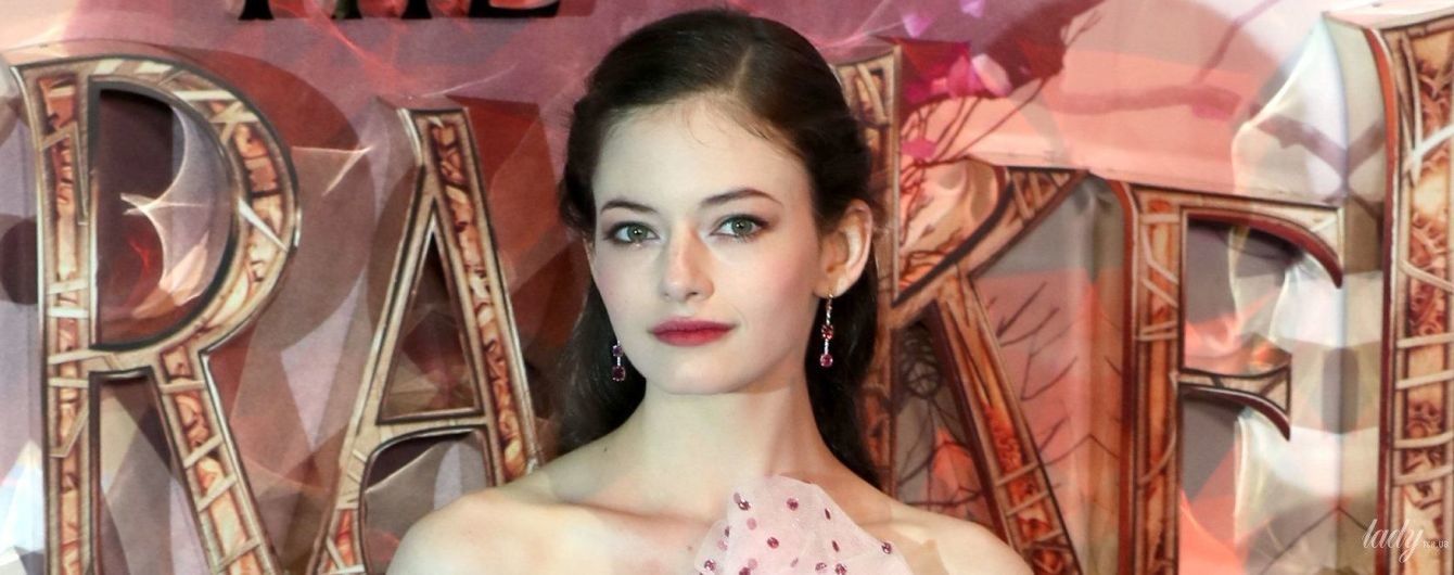 Як принцеса: 17-річна зірка "Сутінок" прийшла на прем'єру фільму у ніжно-рожевій сукні