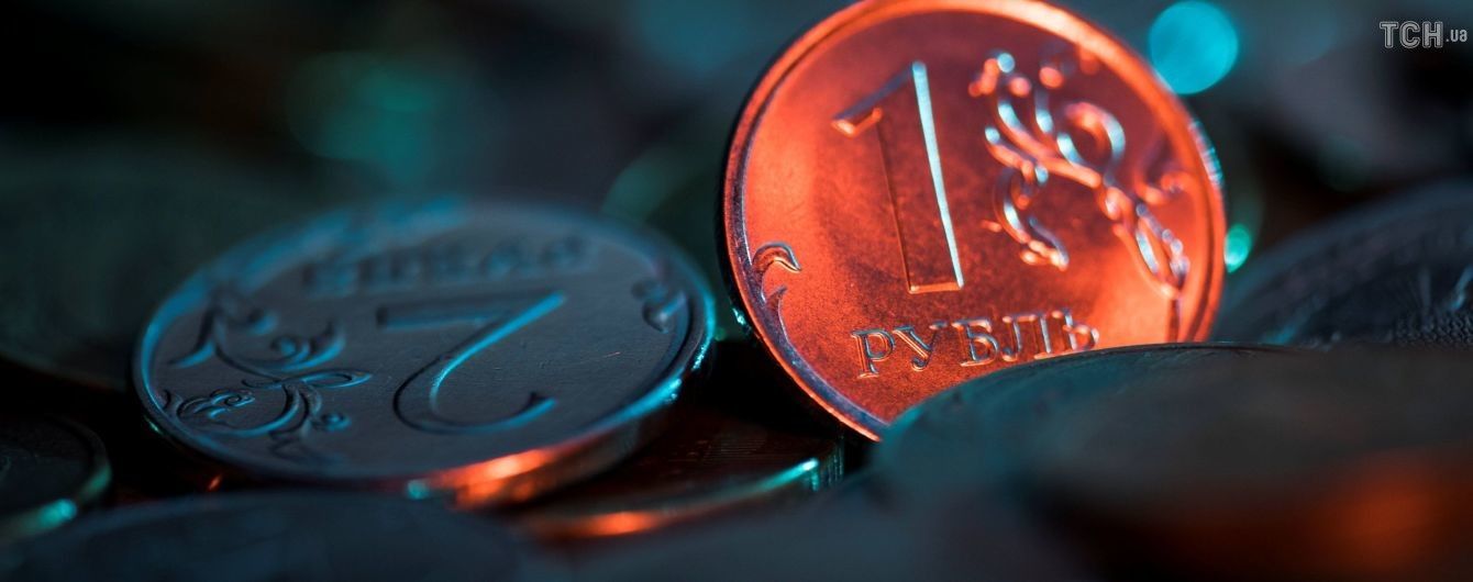 Лавинообразный эффект: инвесторы втрое быстрее выводят деньги из РФ, чем в прошлом году