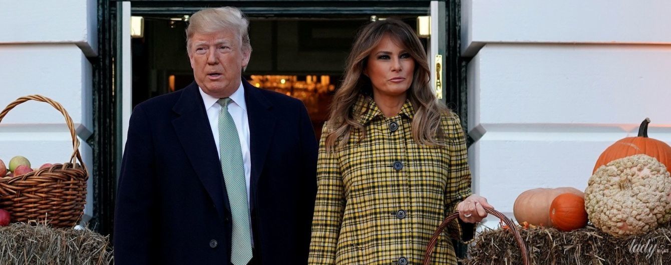 В клетчатом пальто и на шпильках: Мелания Трамп отпраздновала Хэллоуин в Белом доме