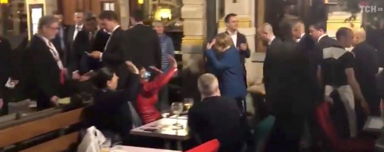 Меркель и Макрон выпили пива и закусили картошкой в Брюсселе