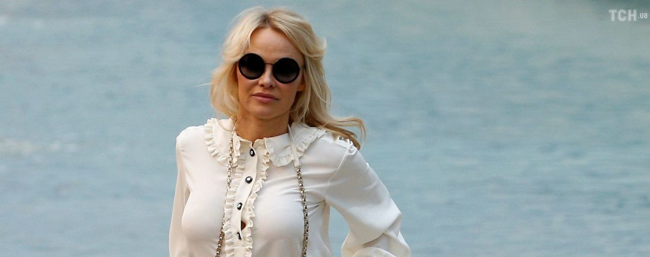 Эффектная Памела Андерсон поддержала младшего на 20 лет возлюбленного на футбольном матче
