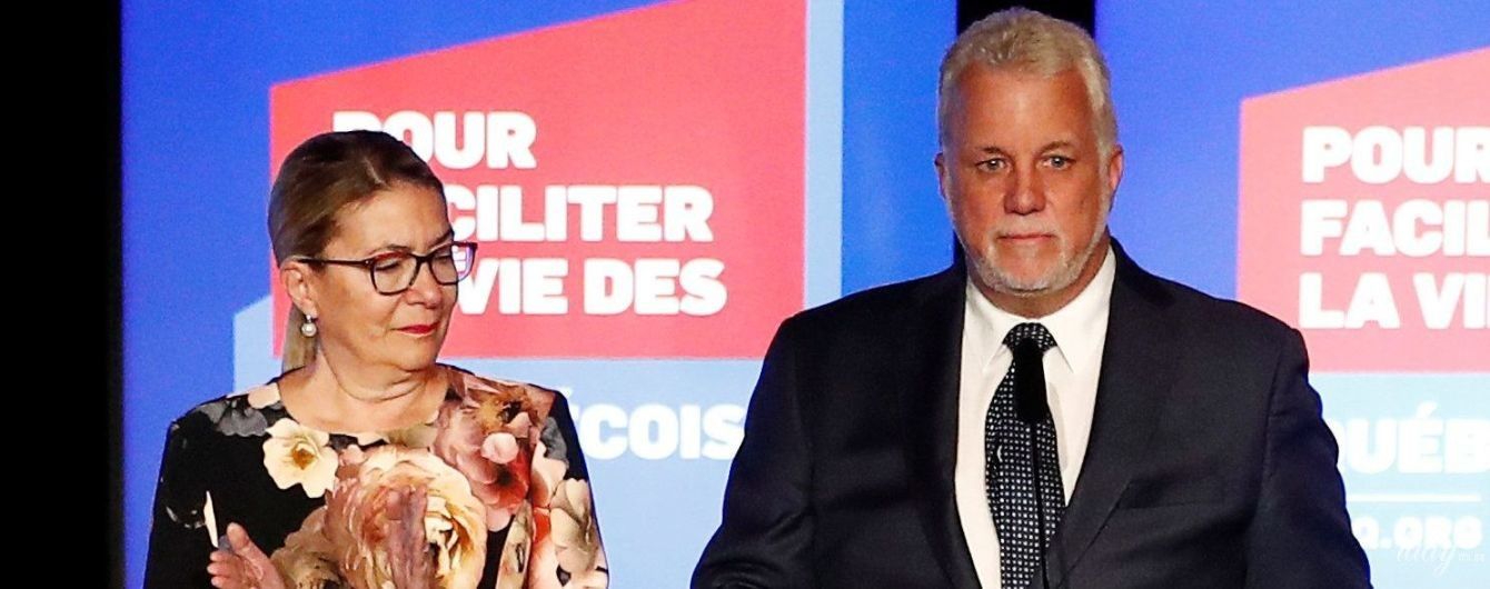 Жена премьер-министра Квебека надела платье с большими цветами на выступление мужа